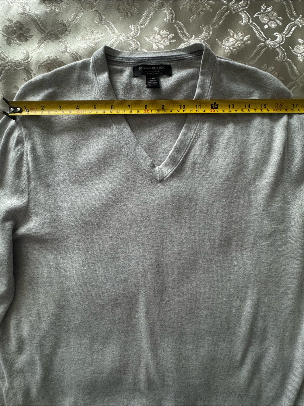 Banana Republic Men’s Luxury Blend Silk Cashmere V-Neck Sweater L - Picture 7 of 9